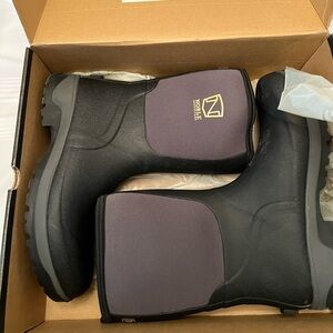 BNIB men’s muds size 13